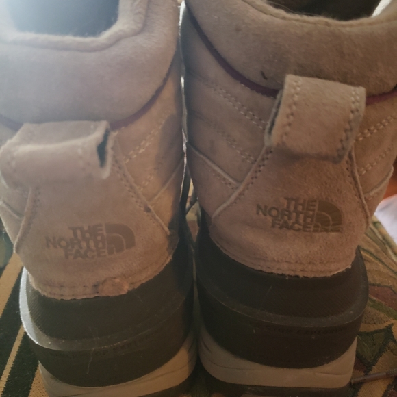 Woman size 9 North Face solid winter boot - Picture 3 of 6